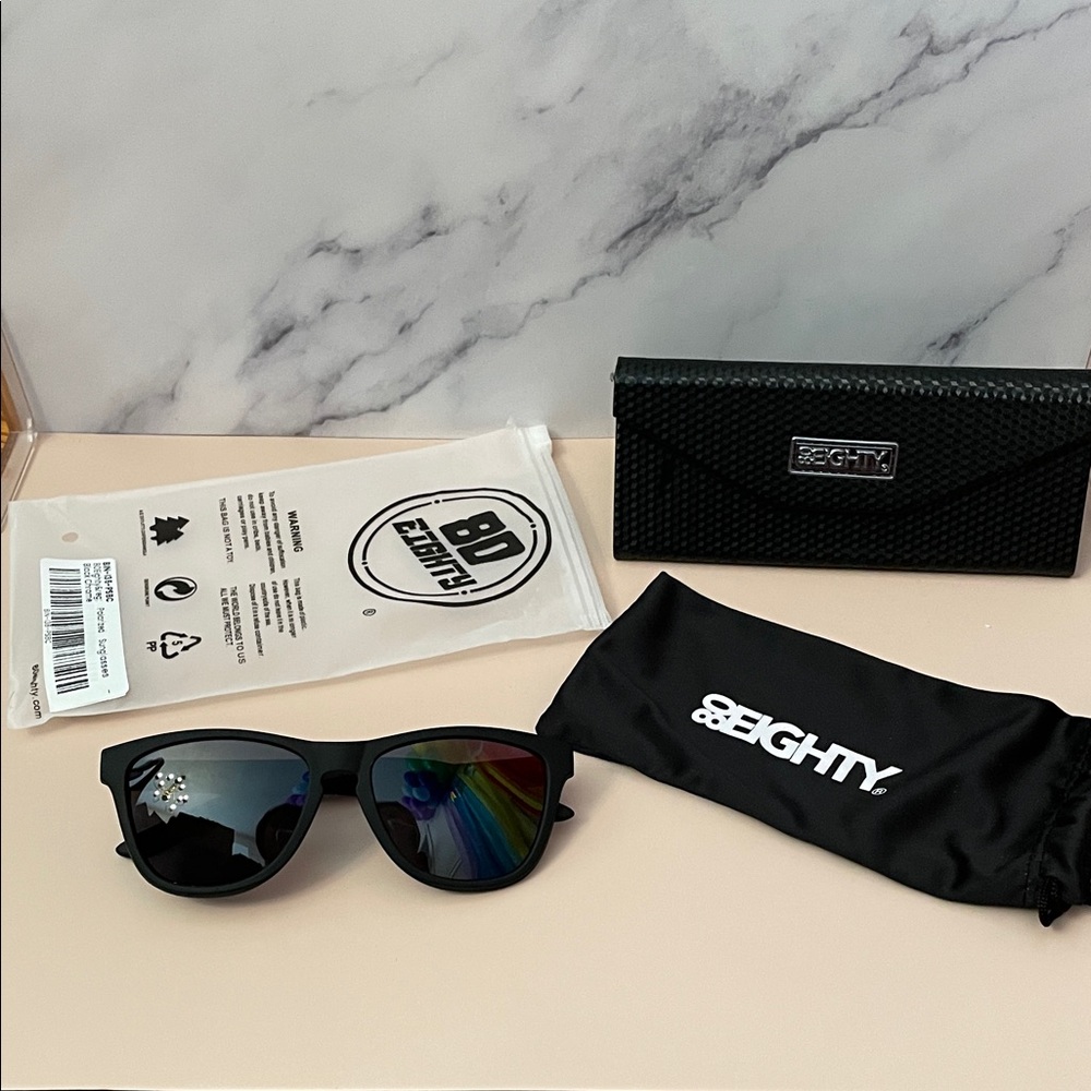 80EIGHTY Unisex Polarized Sunglasses Matte black frame smoke black lenses
